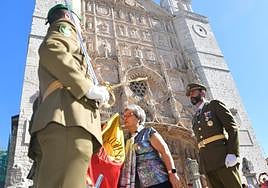 Una vallisoletana jura bandera en la plaza de San Pablo este mediodía.