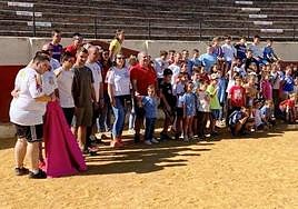 Participantes en el certamen taurino para niños.