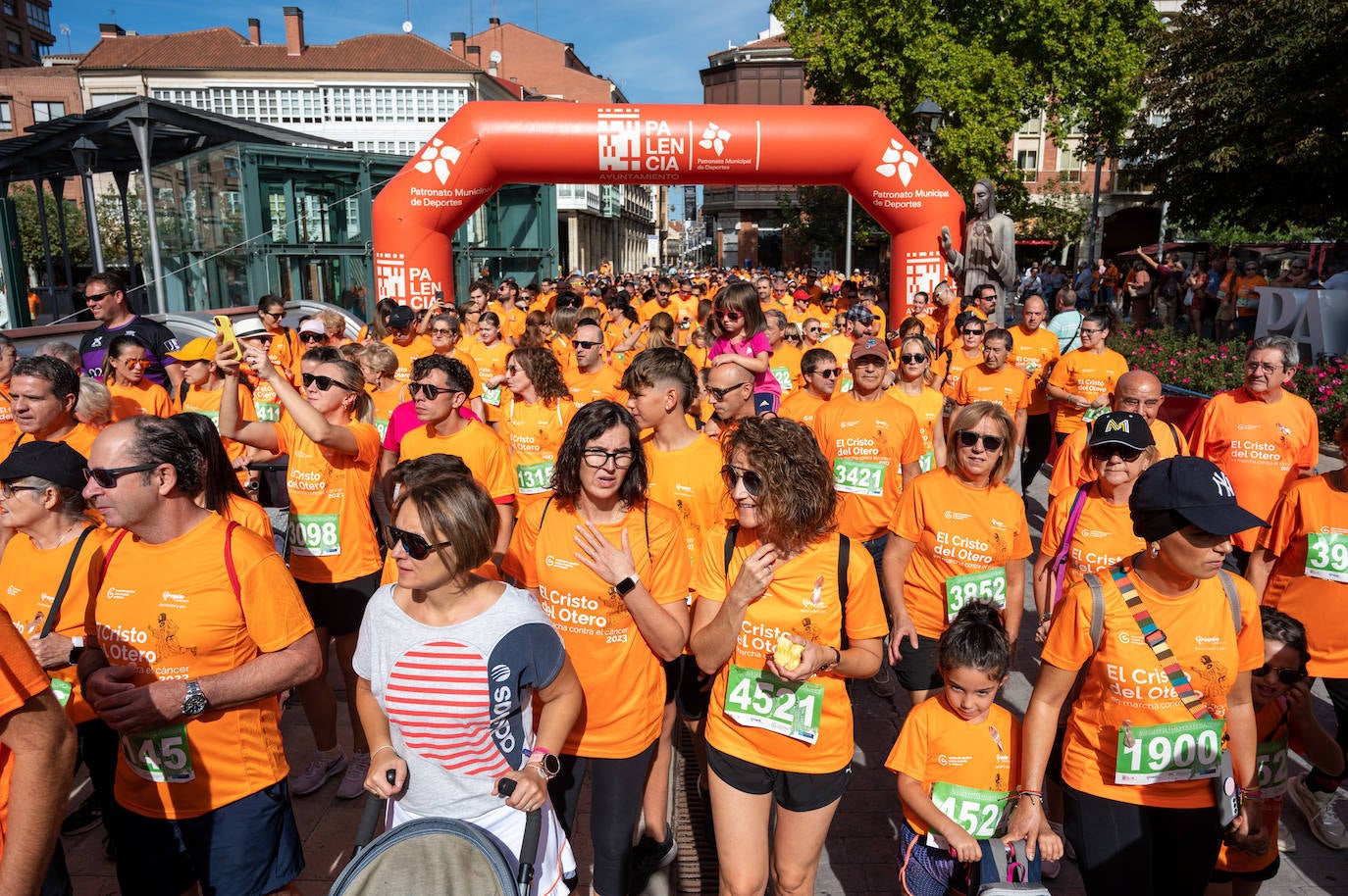 Palencia se tiñe de naranja contra el cáncer