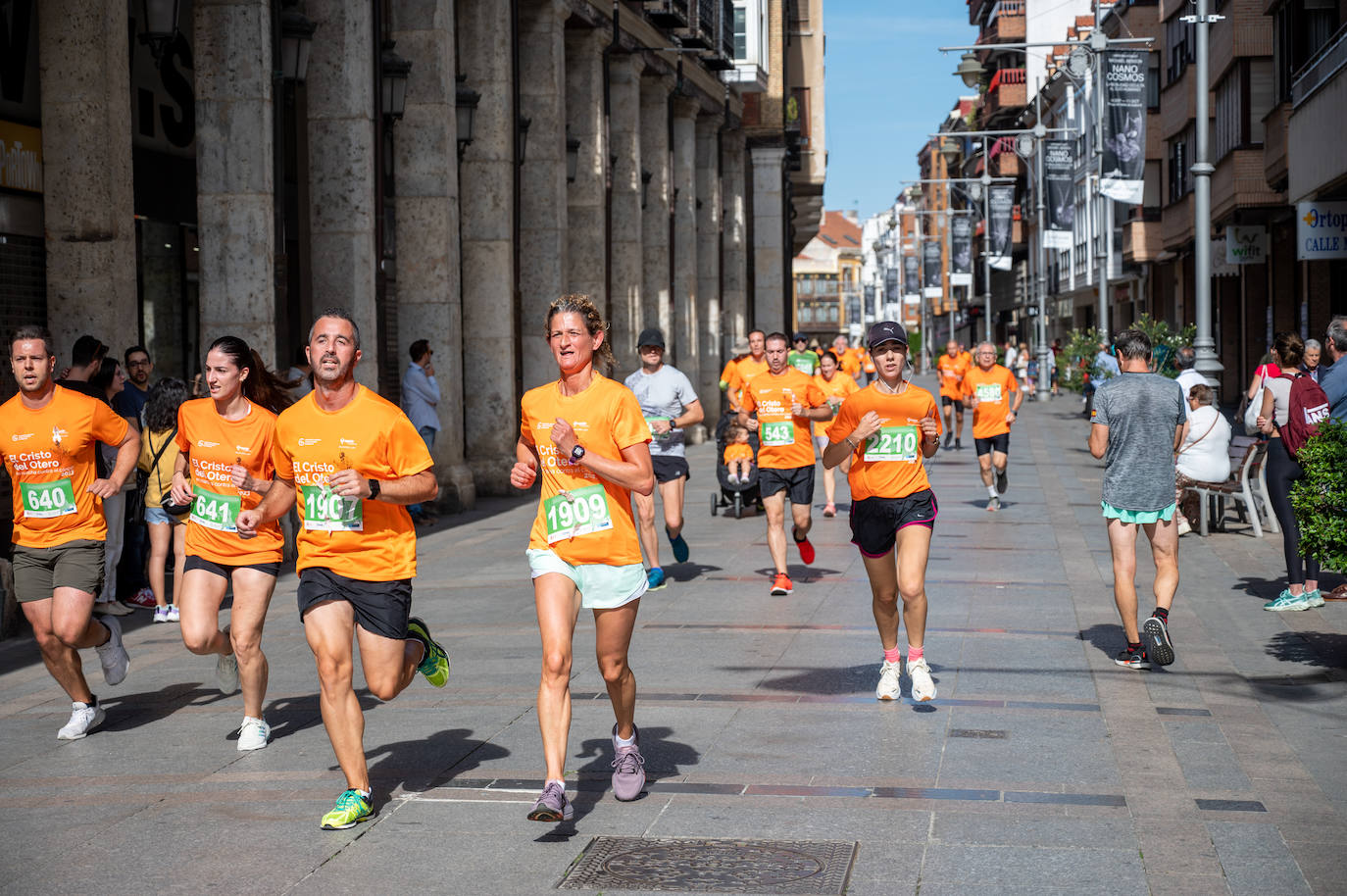 Palencia se tiñe de naranja contra el cáncer