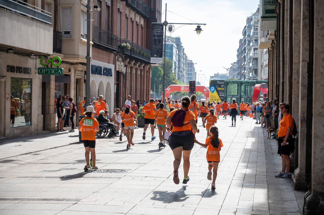 Palencia se tiñe de naranja contra el cáncer