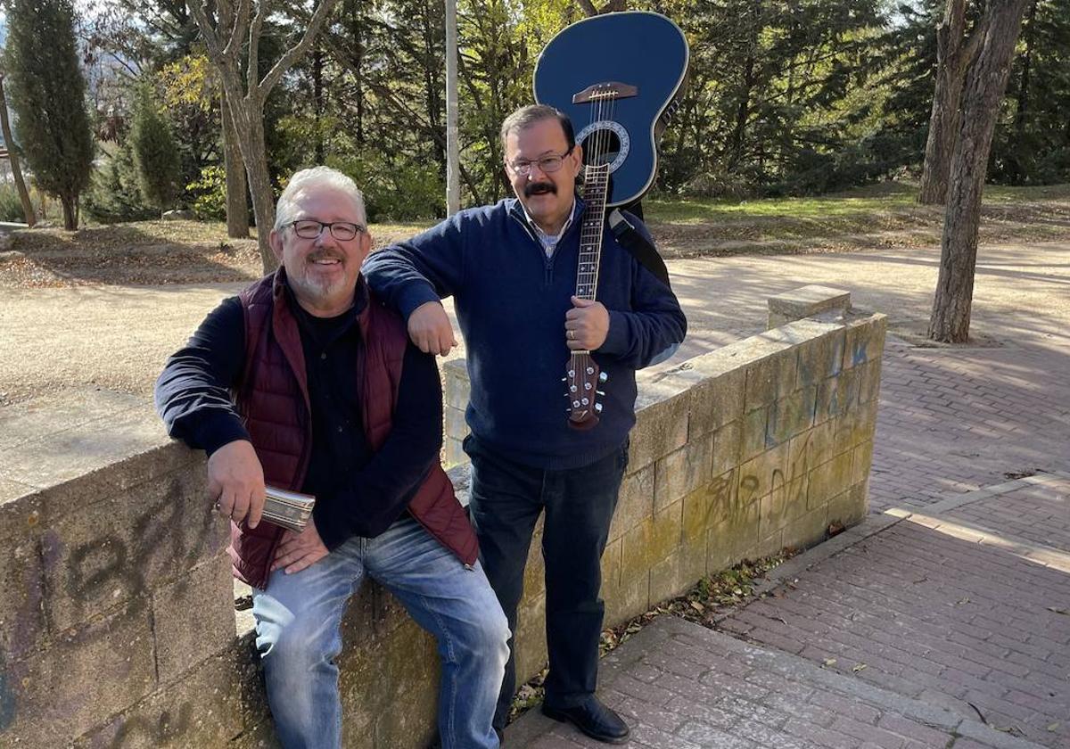 Luis Carlos González Marchena y Juan Carlos Pérez de la Fuente con la guitarra en un parque.