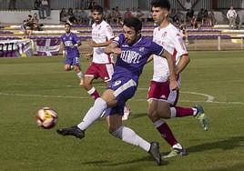 Diego intenta superar a dos rivales con un balón aéreo.