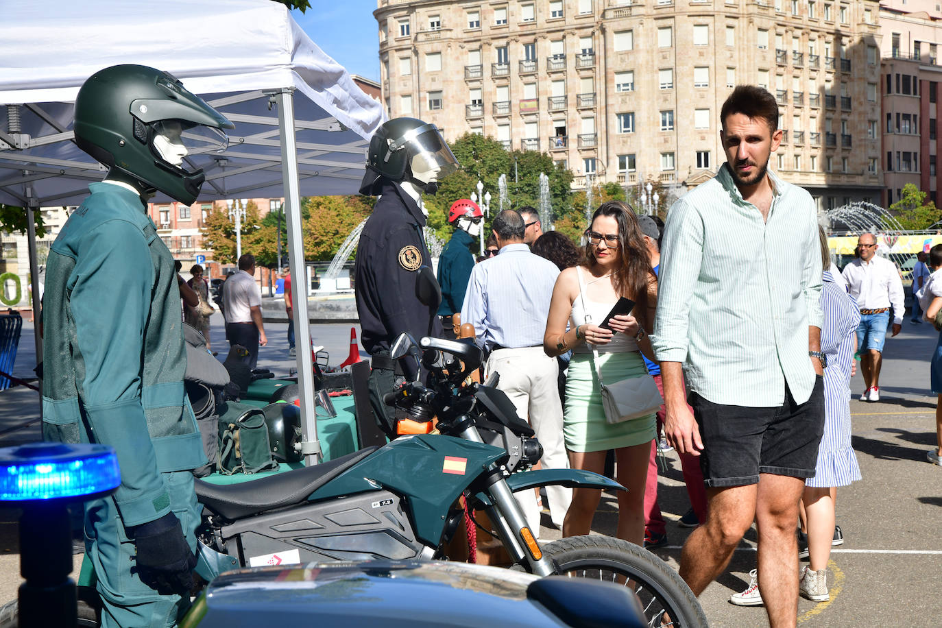 En imágenes, la exposición de la Guardia Civil en la Acera Recoletos