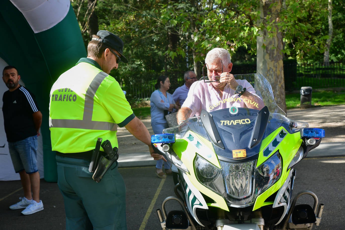 En imágenes, la exposición de la Guardia Civil en la Acera Recoletos