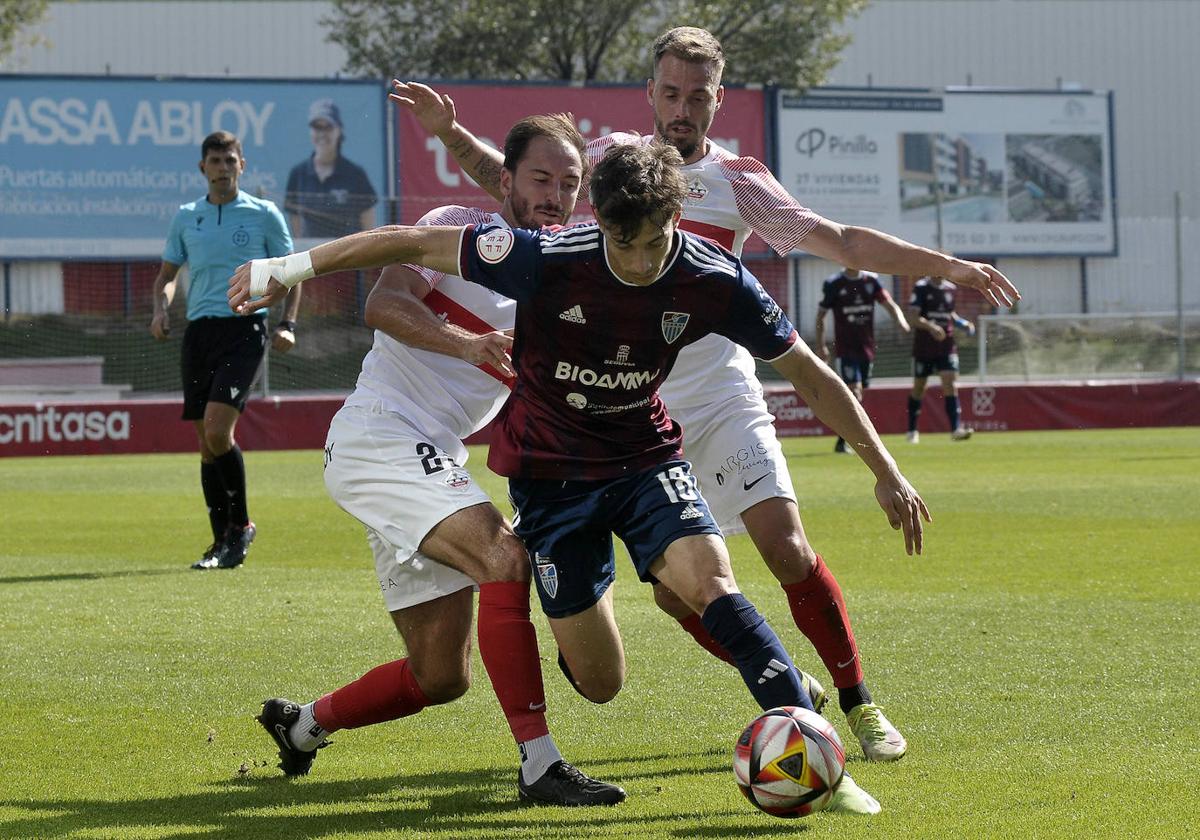 Dani Plomer intenta marcharse de dos rivales del Sanse.