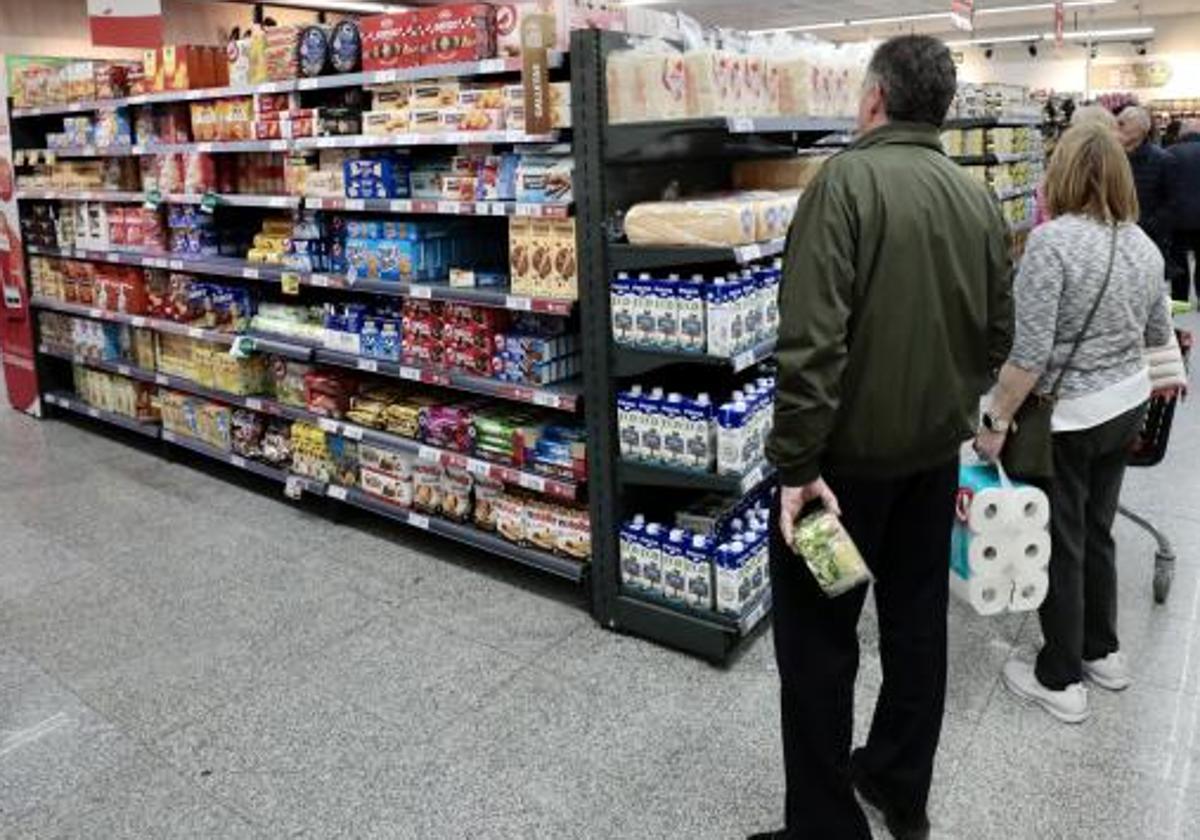 Consumidores haciendo la compra en un supermercado de Valladolid.