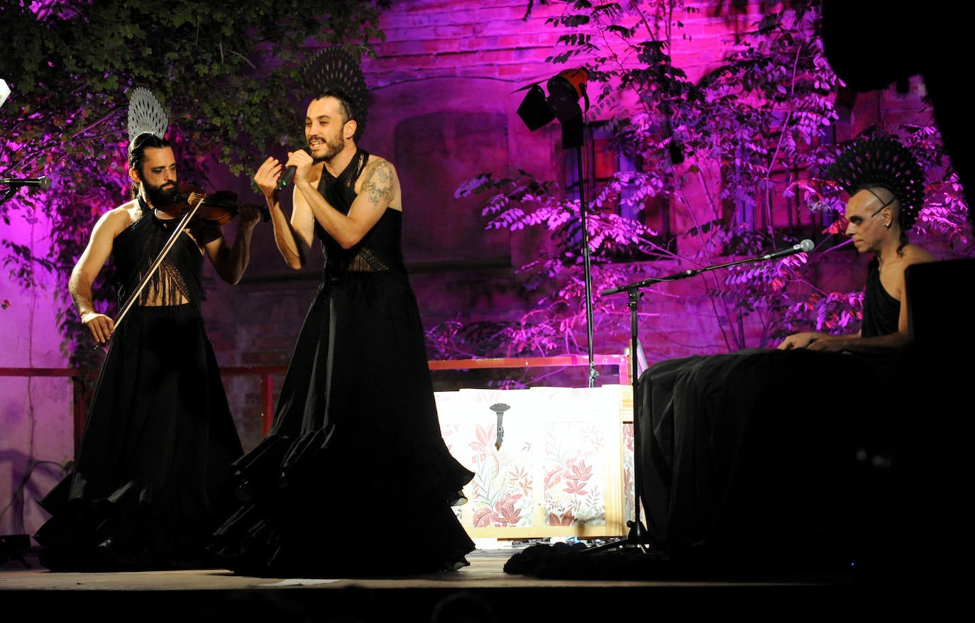 Así fue la actuación de El Trío Caracol en el Patio Corsario de Girón