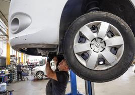 Revisión de un coche en un taller.