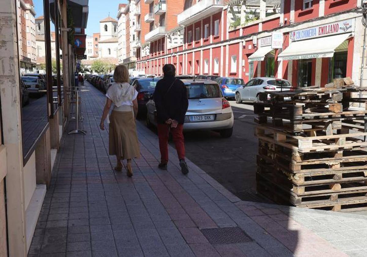 Palés de una de las terrazas desmontadas en la calle de La Puebla.