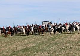 Decenas de caballistas participan en el encierro de Moraleja de Coca, este domingo.