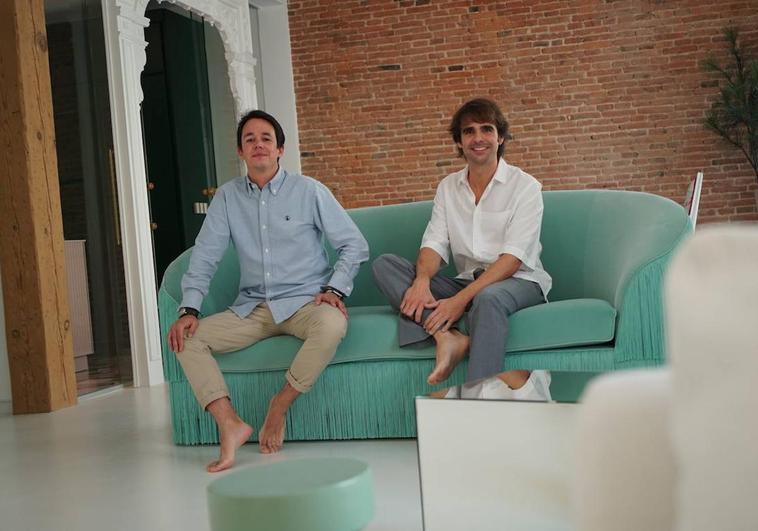 El proyectista Javier Bolado y el decorador Diego Blanco muestran esta impresionante vivienda.