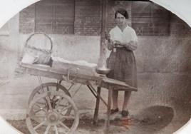 Eugenia Esteban Acero con su carreta vendiendo pescado en Valladolid.