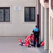 Muere una mujer tras precipitarse de un balcón en Puente de Hierro