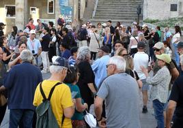 Un grupo amplio de turistas, en la plaza del Azoguejo.