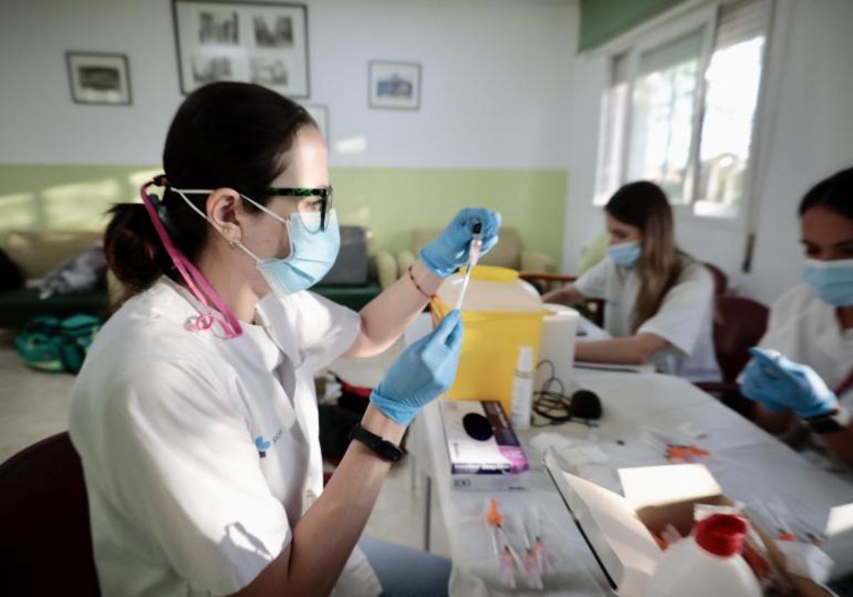 Sanitarias vacunan en la residencia El Villar de Laguna de Duero.