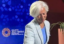 La presidenta del Banco Central Europeo, Christine Lagarde, saluda a los participantes en una conferencia celebrada en el marco de las reuniones anuales del Banco Mundial y del FMI que se celebran en Marrakech.