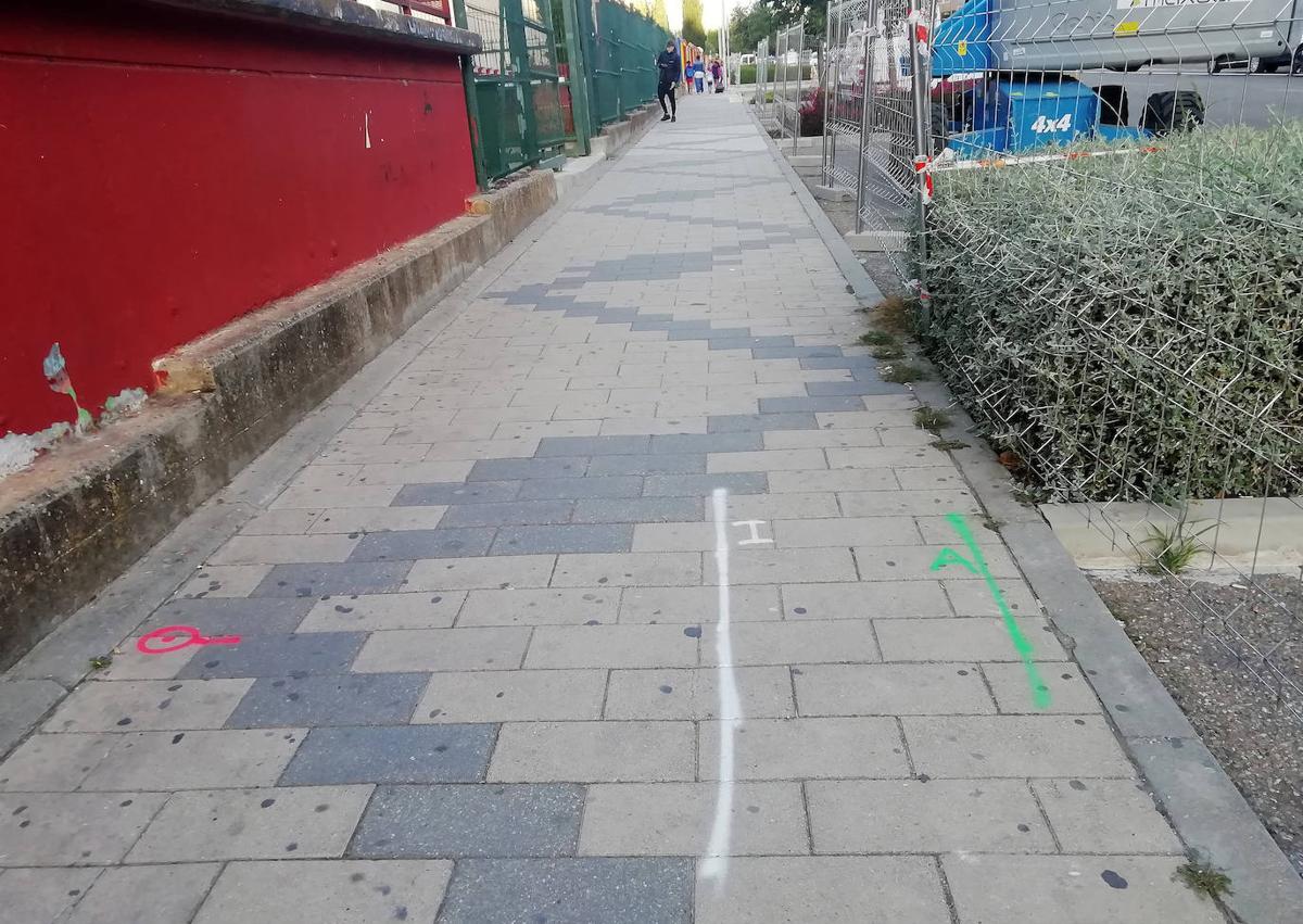 Imagen secundaria 1 - Tuberías apiladas, marcas en el suelo por las que discurrirá la red de calor y maquinaria pesada en la calle Eusebio González Suárez.