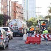 La reparación del reventón de la avenida de Burgos cortará una semana un acceso a La Victoria