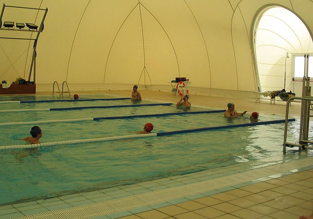 Varias personas, en la piscina climatizada de Cuéllar.