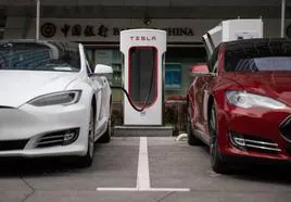 Dos vehículos de la multinacional Tesla, en un punto de recarga en China.