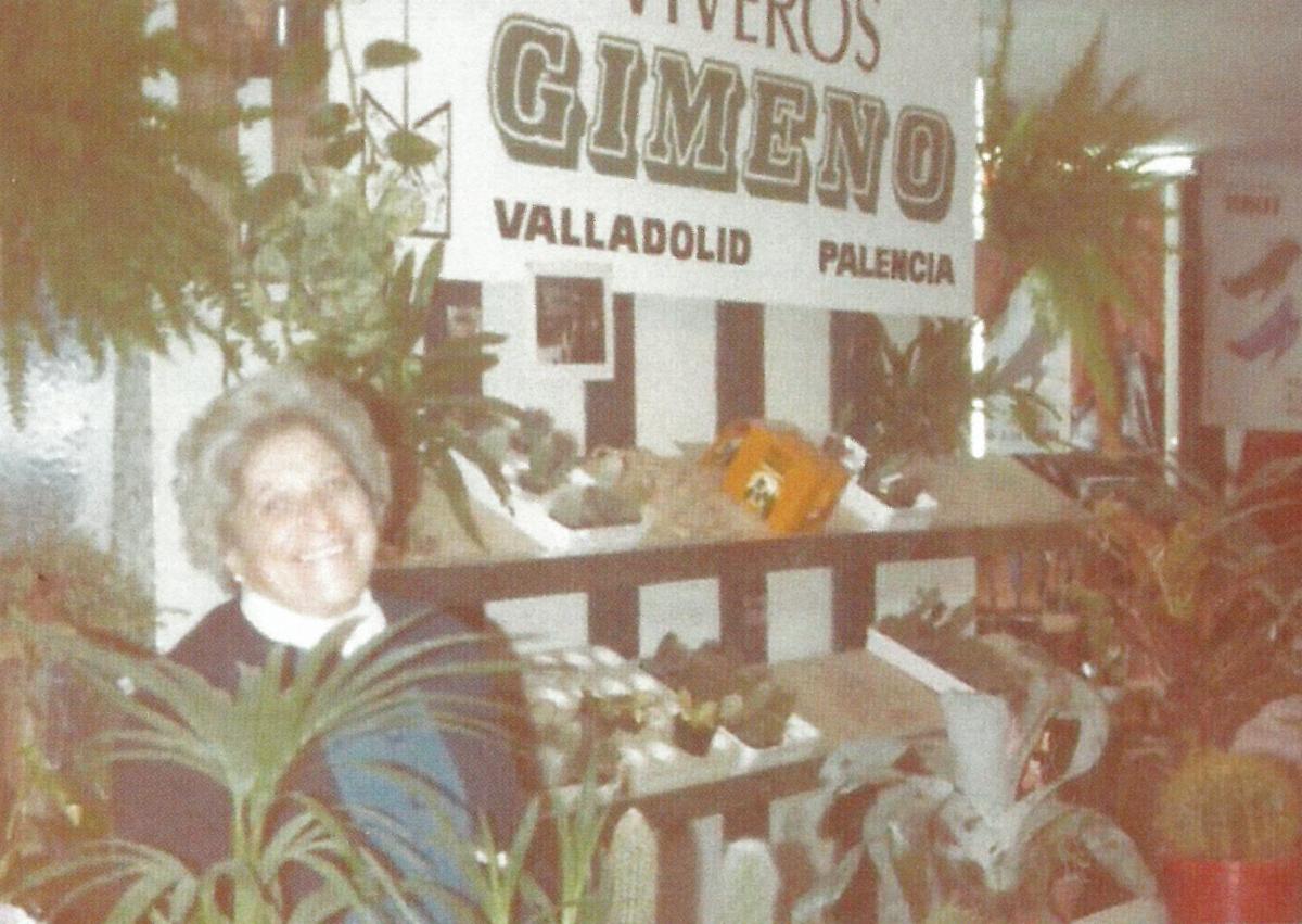 Imagen secundaria 1 - Arriba, vivero de Manuel Gimeno en Sabiñán. Abajo, María Luisa Casares y Jesús Gimeno, abuelos de los actuales propietarios del Centro de Jardinería Viveros Gimeno.