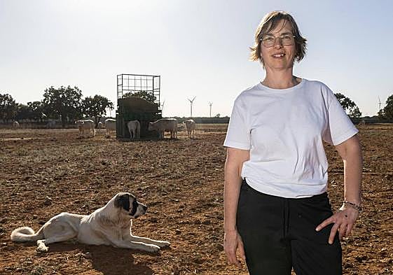 La agricultora y ganadera Lourdes Contreras, propietaria de una de las fincas del pago de Navabuena afectadas por la infraestructura de evacuación del parque eólico Cerrato VI.