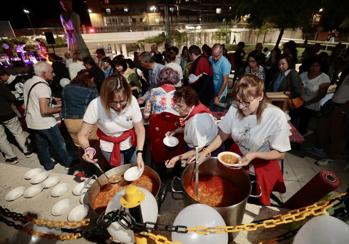 Reparto de sopas de ajo en la plaza de Rafael Cano tras el pregón.