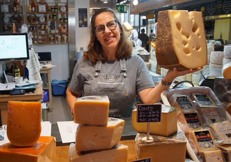 Beatriz Escaladas muestra un enorme queso 'Emmental'.