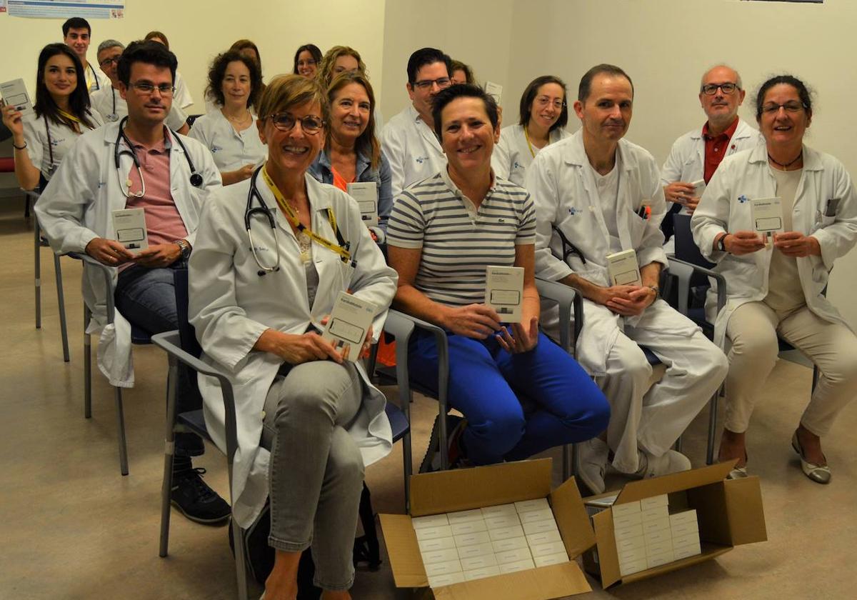 Susana García, en el centro de la imagen, posa con el personal médico del hospital.