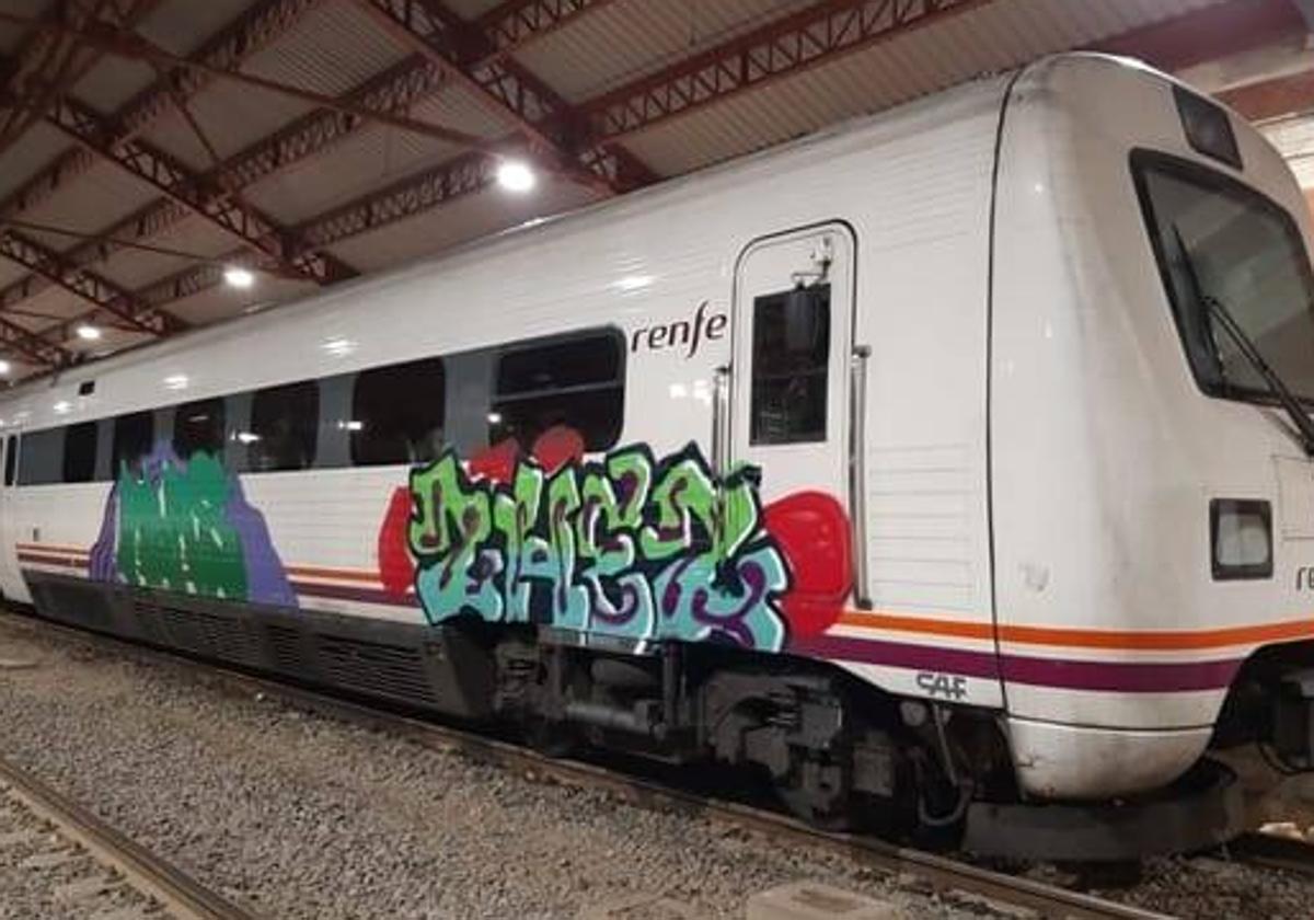 Grafitis que realizaron en uno de los vagones de Renfe en Medina del Campo.