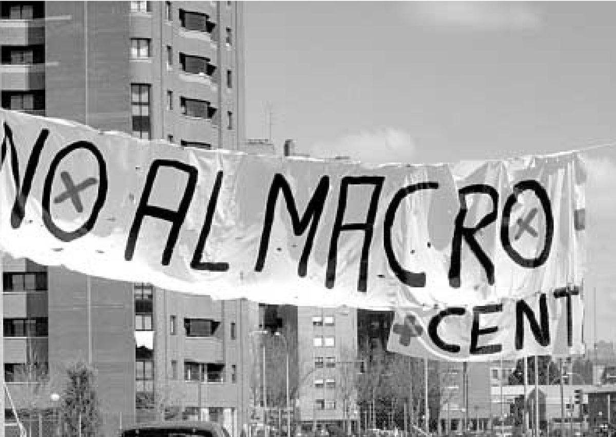 Imagen secundaria 1 - Arriba, concentración de vecinos de Girón contra el proyectado centro en marzo de 2002; abajo, pancarta en Huerta del Rey y vecinos para vigilar las obras.