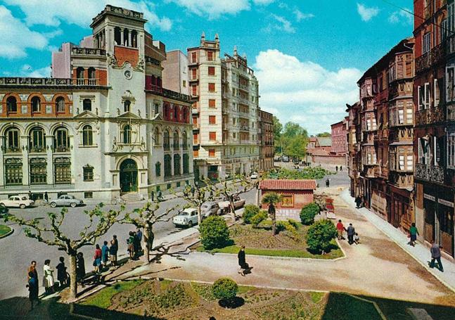 Postal de la plaza de la Rinconada, en los años 60 del siglo XX, con el edificio de Correos aún con su torre.