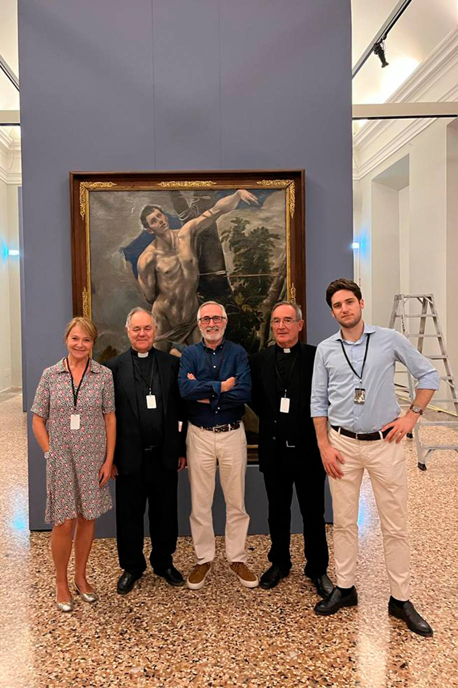 José Luis Calvo y Dionisio Antolín, junto a responsables de la exposición, delante de la obra, colocada ya en el Palazzo Reale de Milán.