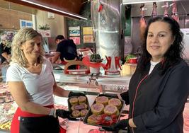 Maria del Carmen Villaroel y Laura Flores muestran su creación, la 'Cerdita Rellenita', en la carnicería Sedano