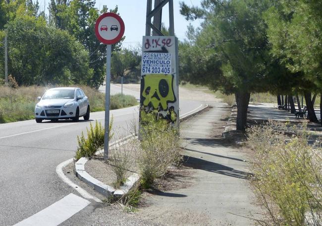 Tramo de carril bici en la salida de la calle Bronce hacia Arca Real.