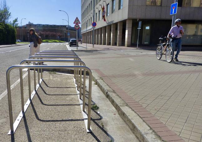 Aparcabicis en la calle Mieses, donde no existe actualmente carril bici.