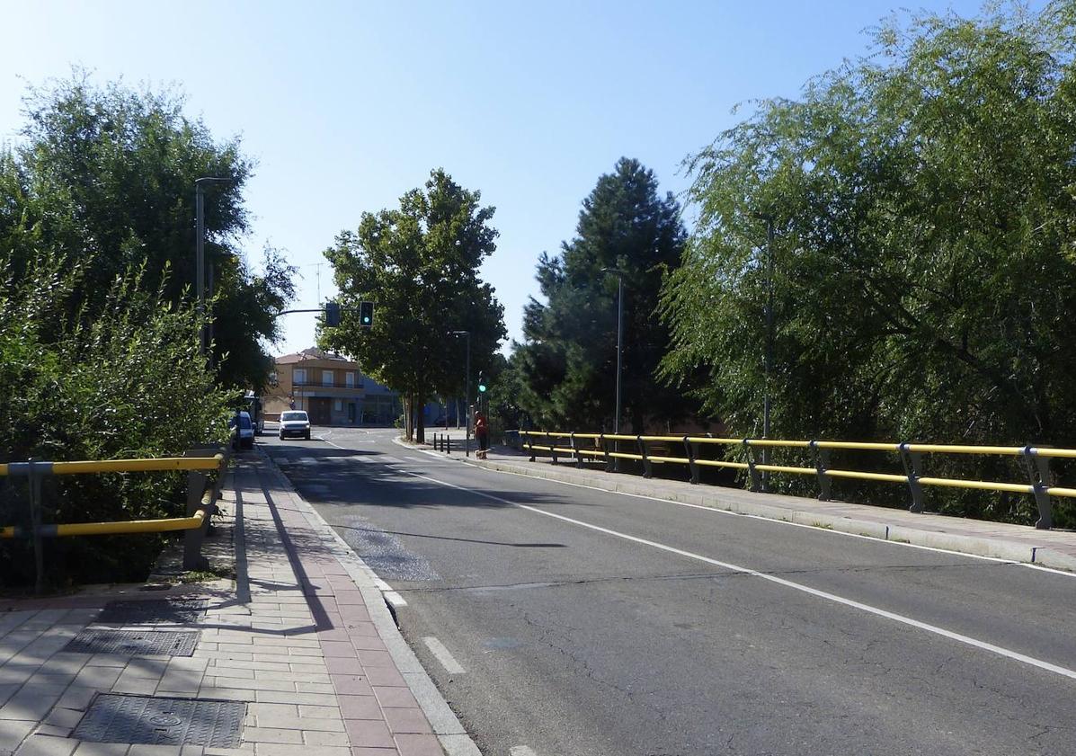 Imagen principal - Puente de La Tía Juliana y ciclistas por el Paseo de Juan Carlos I, en el tramo sin carril bici que llega desde San Isidro hasta General Shelly. Salida del carril bici a la altura de la calle Faisán. 