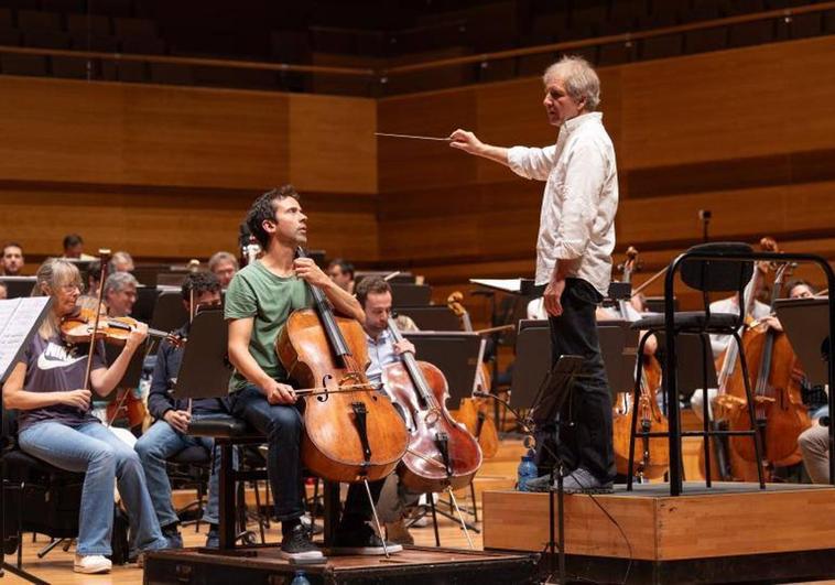 El chelista Jean-Guihen Queyras, a las órdenes de Thierry Fischer, junto a la OSCyLdurante un ensayo.