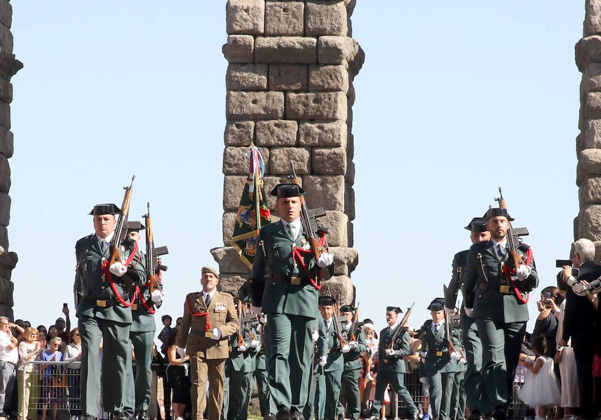 Agentes de la Guardia Civil desfilan este jueves frente al Acueducto.