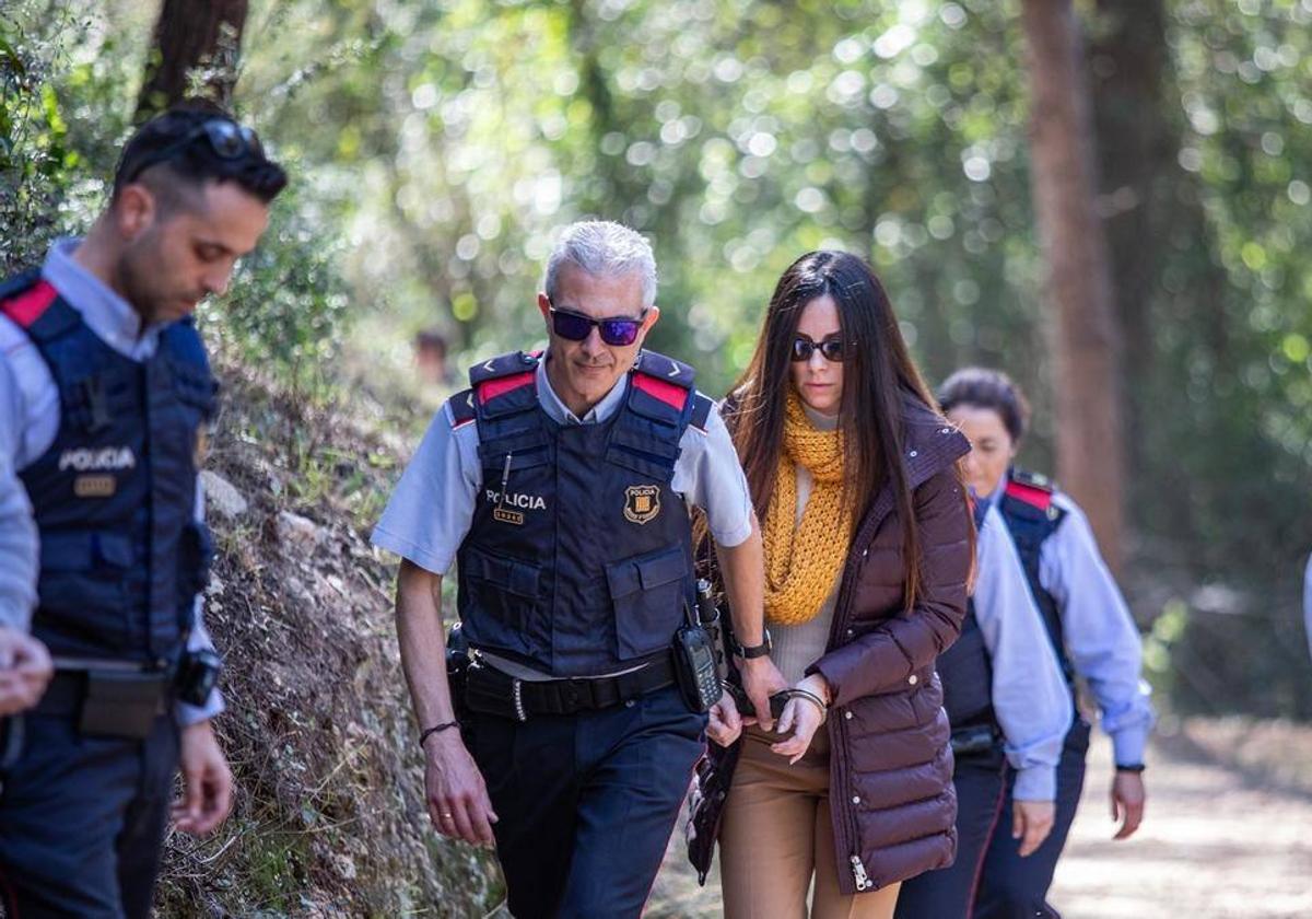 Escena del documental, momento del reconocimiento de Rosa Peral en el lugar del crimen.