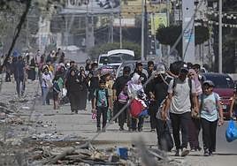 Miles de palestinos huyen de Gaza.