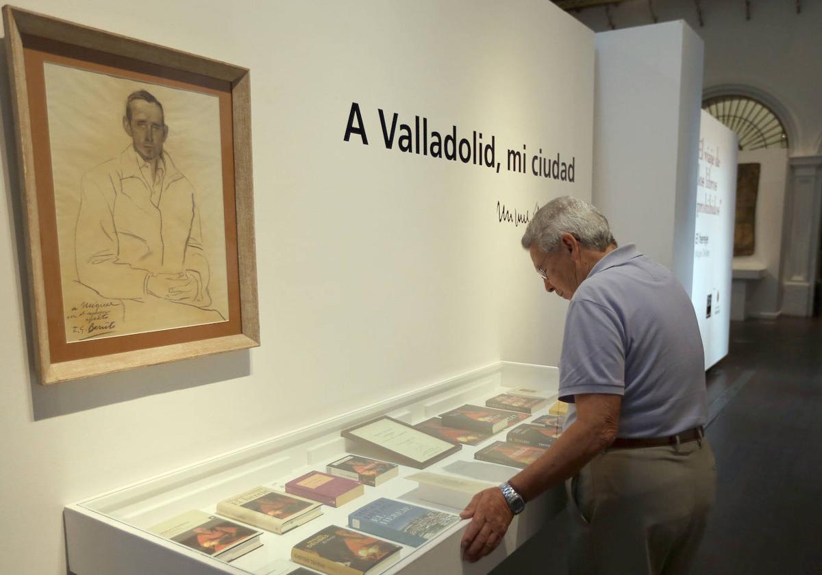 Visitantes en la exposición 'El viaje de los libros prohibidos, Miguel Delibes. El hereje', instalada hace diez años en la sala de las Francesas.