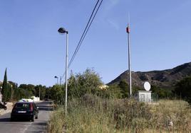 Antena de teléfono que da cobertura en una zona rural.