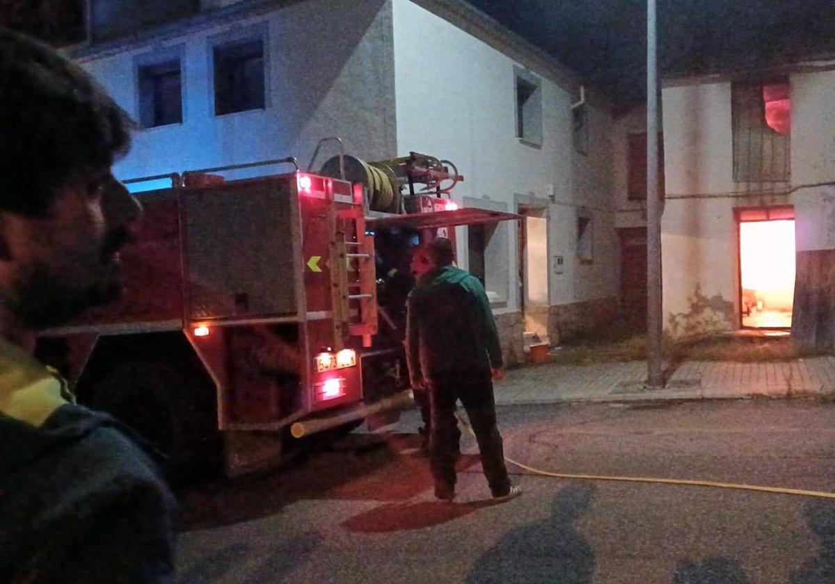 Un hombre observa el fuego en una vivienda de la calle Pozo Carrera, en el centro de Cantalejo.