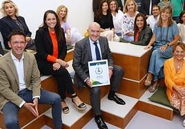 El alcalde y su equipo muestran el certificado 'Sello Misión' otorgado por Europa.