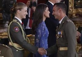 La princesa Leonor saluda a uno de sus compañeros en la Academia Militar de Zaragoza.