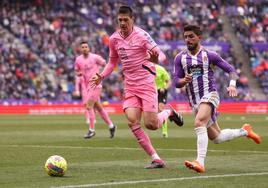 Monchu presiona al defesor del Espanyol en el último partido que disputaron en Zorrilla.