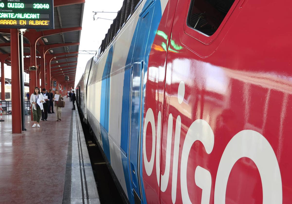 Un tren de Ouigo, en la estación de Madrid Chamartín Clara Campoamor.