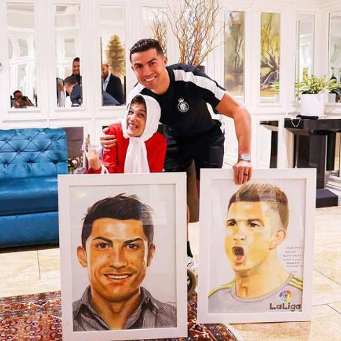 Ronaldo junto a la pintora iraní Fatemeh Hamami.